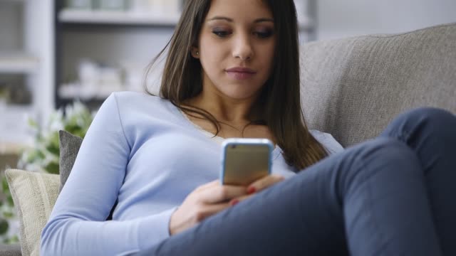 Lächelnde-Mädchen-SMS-mit-ihrem-Handy