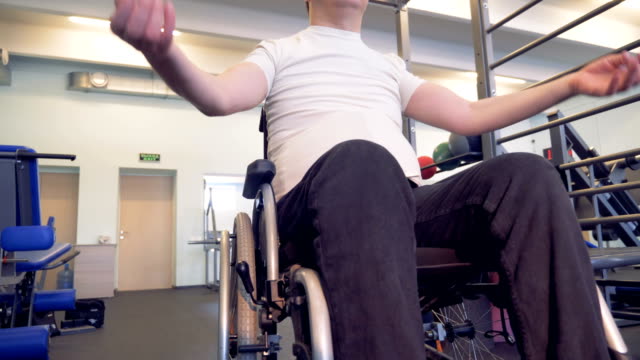 Hombre-discapacitado-hace-ejercicios-para-calentar-la-mano-antes-de-entrenar.