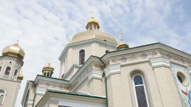 Hermosa-iglesia-ortodoxa-contra-un-fondo-de-cielo-azul-brillante