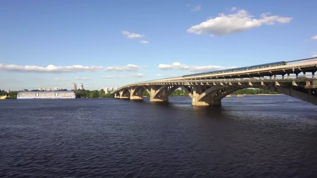 Metro-Brücke-Kiew