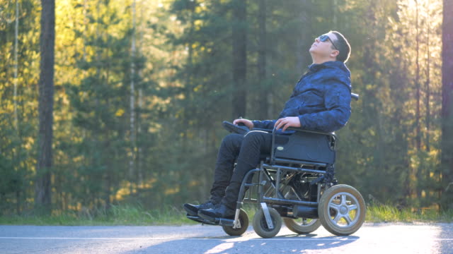Behinderten-im-Rollstuhl-ist-amüsiert-sich-und-umliegenden-Natur