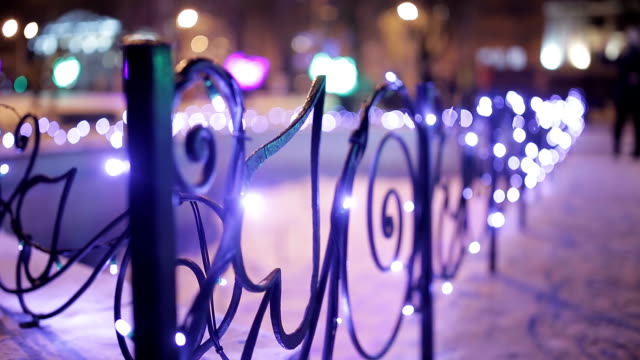 Weihnachten,-Silvester-Zeit-in-den-Stadtstraßen,-dekoriert-und-beleuchtet.