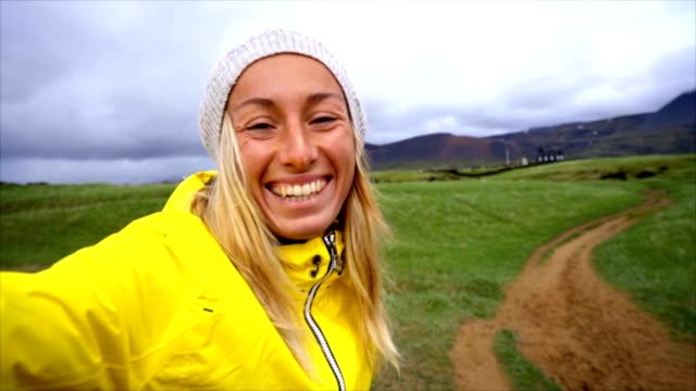Selfie-Porträt-des-touristischen-weiblich-in-Island-SLOW-MOTION