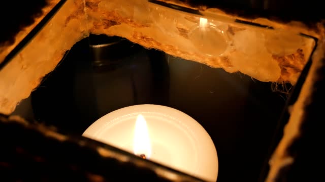 Kerze-in-einem-Restaurant-auf-einem-schwarzen-Hintergrund-in-eine-Kerze.
