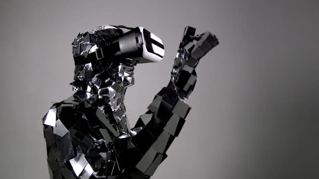 Futuristische-Roboter-im-Spiegel-Kostüm-Vorking-mit-virtuellen-Schnittstelle-Schnittstelle-von-Zeigefinger-berühren.