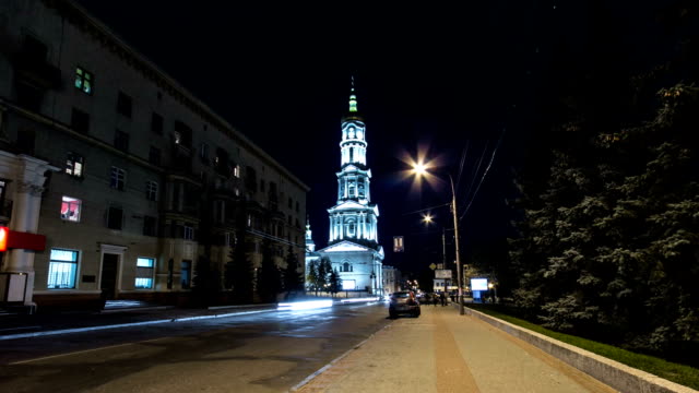 El-campanario-del-Asunción-Catedral-Uspenskiy-Sobor-día-noche-timelapse-hyperlapse-en-Kharkiv,-Ucrania