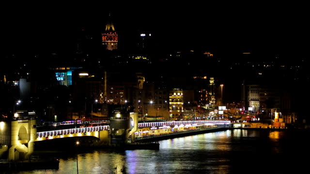 Nachtleben-in-glänzende-Hauptstadt-des-muslimischen-Land,-beleuchtete-Brücke,-Leben-in-Eile