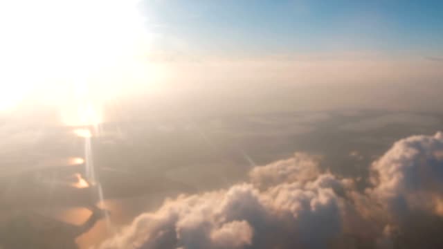 Hermosa-vista-desde-la-ventana-de-la-aeronave-en-tierra,-mar,-sol-y-nubes.