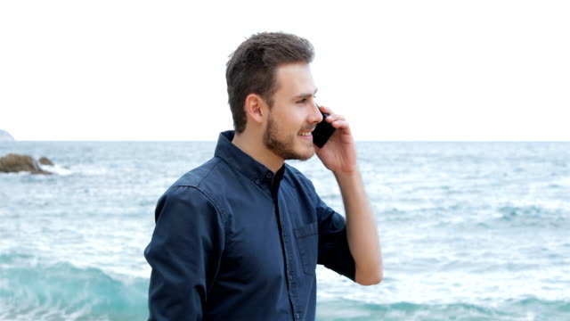 Hombre-hablando-por-teléfono,-caminar-por-la-playa