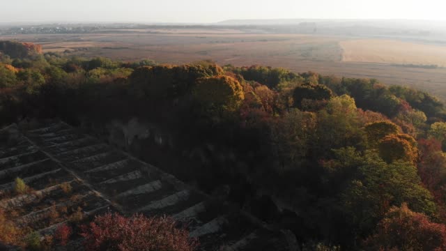 Flug-über-die-alte-Festung-in-der-Ukraine,-Tarakaniv-Festung