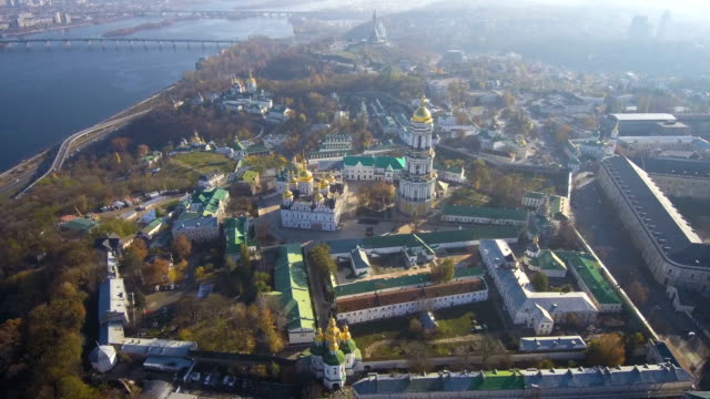 Vista-aérea,-superior-de-Drone:-Kiev,-Ucrania.-Monasterio-de-Lavra-Pechersk.