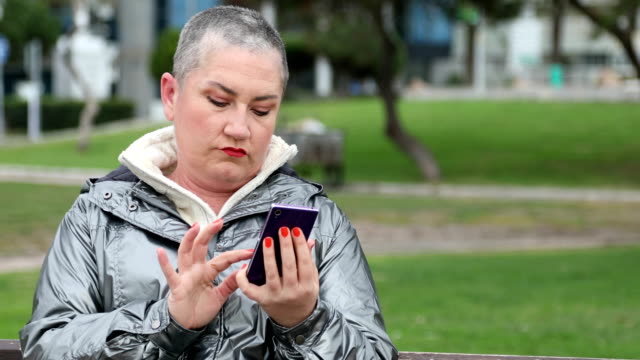Mujer-con-smartphone-en-al-aire-libre