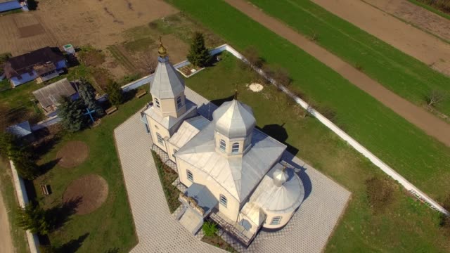 Iglesia-ortodoxa-en-el-pueblo-ucraniano.-Vista-aérea.