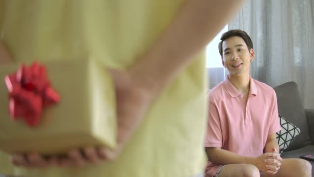 Valentinstag-Geschenk.-Yong-asiatisch-schwul-geben-Valentine-Geschenk-Box-zu-seinem-Freund.-Weihnachtsgeschenk.-Glückliches-Paar.