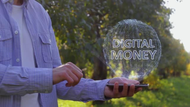 Hombre-irreconocible-muestra-conceptual-holograma-con-texto-dinero-Digital