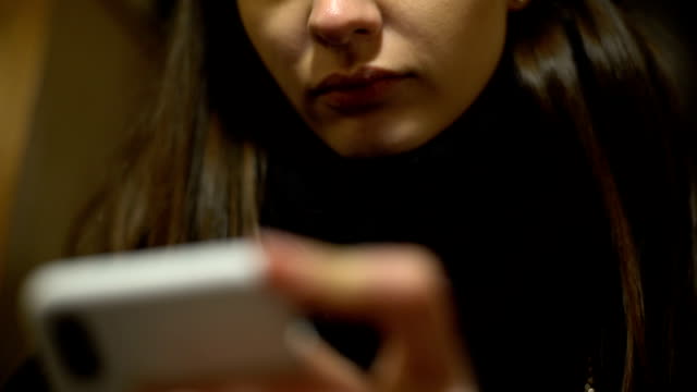 Junge-Frau-im-Chat-auf-Smartphone,-social-Media-sucht,-moderne-Geräte