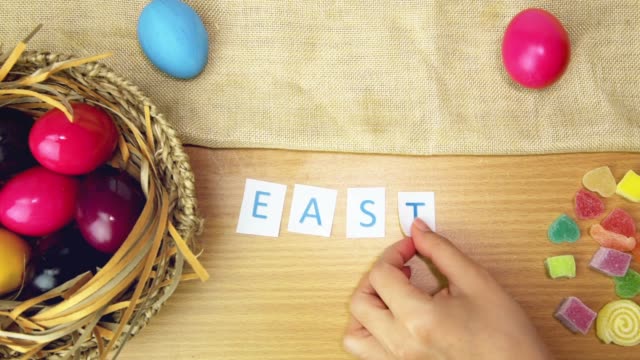 Feliz-Pascua-en-la-mesa-decorada-con-huevos-de-Pascua.