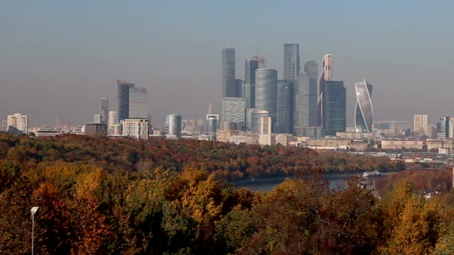 Blick-auf-die-Stadt-und-den-Komplex-der-Wolkenkratzer-Moskauer-Stadt-von-Sparrow-Hills-oder-Vorobyovy-Gory-Beobachtung-(Betrachtung)-Platform-ist-auf-einem-steilen-Ufer-85-m-über-dem-Fluss-Moskva,-oder-200-m-über-dem-Meeresspiegel.-Moskau,-Russland