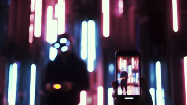 Detail-Smartphone-Bildschirm-fotografiert-im-Neonlicht