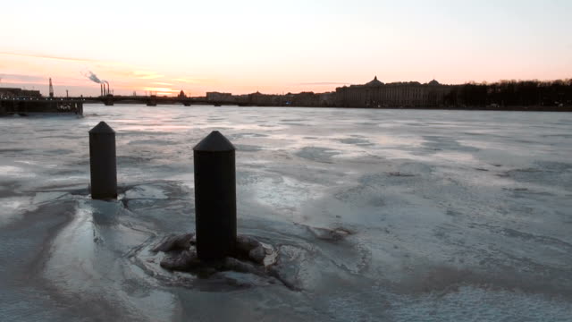Tiefgefrorener-Newa-Fluss-in-St.-Petersburg