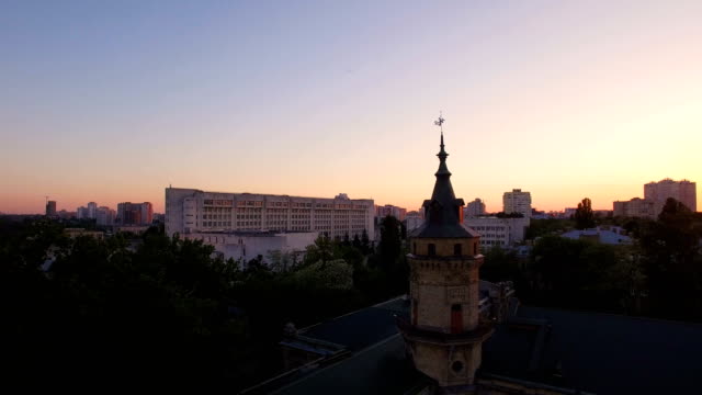 Alte-Universität-vor-dem-Hintergrund-der-Stadt-bei-Sonnenuntergang-Antenne
