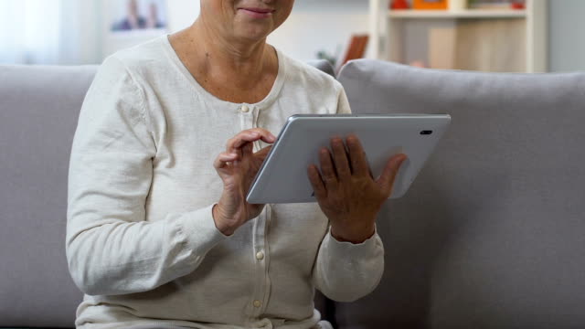 Frau-mittleren-Alters-chatten-in-sozialem-Netzwerk-auf-Tablet,-die-Verbindung-mit-der-Familie