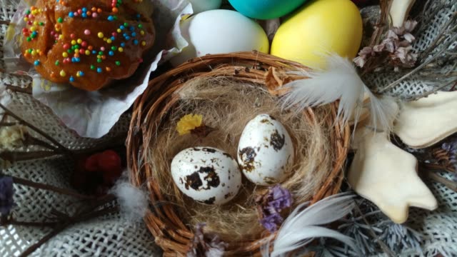 Osterkorb-mit-Eiern-Kuchen-getrocknete-Blume-Zoom-aus