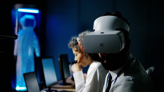 Technician-using-VR-headset