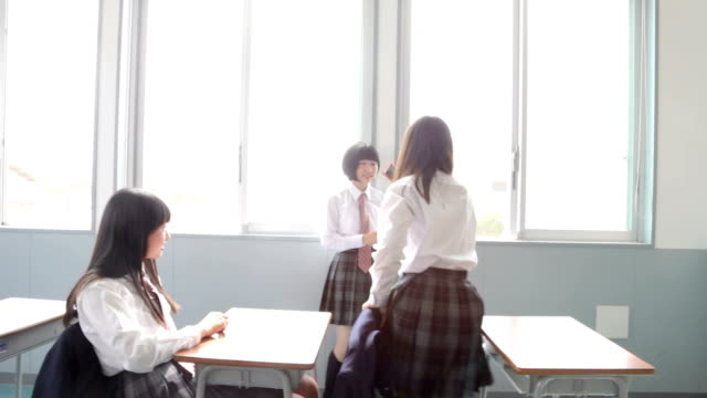 Junior-high-students-talking-in-a-classroom