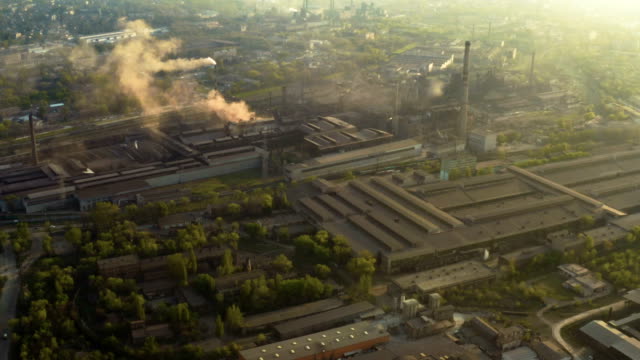 Städtische-Skyline-mit-dem-Rauch-aus-den-Pflanzenrohren-über-den-Stadtgebäuden