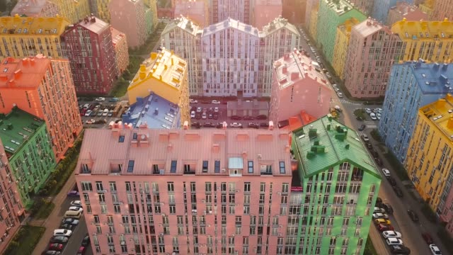 vista-aérea-del-distrito-de-casas-coloridas-en-Kiev,-Ucrania.-Los-edificios-de-la-ciudad-confort