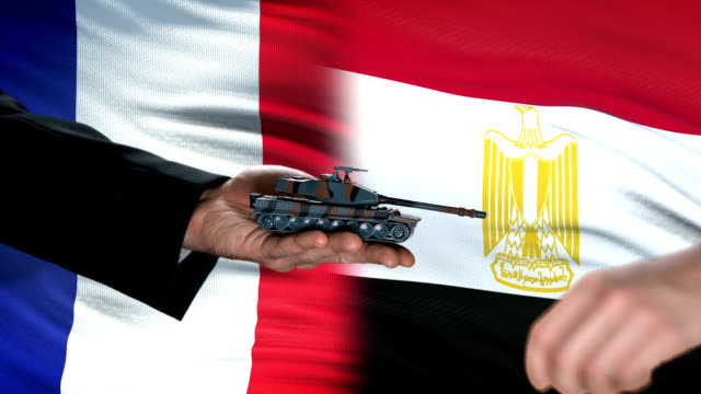 Frankreich-und-Ägypten-Beamte-tauschen-Tank-gegen-Geld,-Flagge-Hintergrund,-Handel