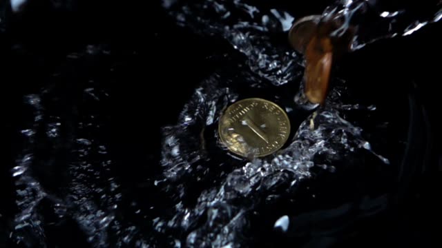 Münzen-fallen-ins-Wasser.-zeitlupe.