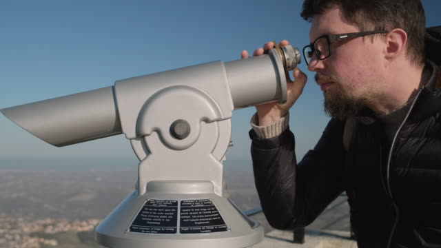 Tourist-está-mirando-dentro-del-telescopio-de-observación