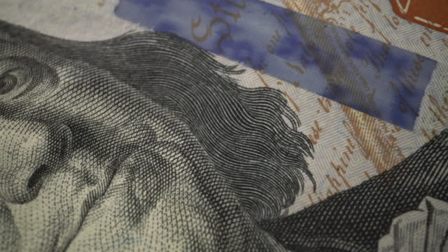 Amerikanische-hundert-Dollar-Papier-Banknote-in-Nahaufnahme-Makro-Ansicht-Dolly-Schuss.