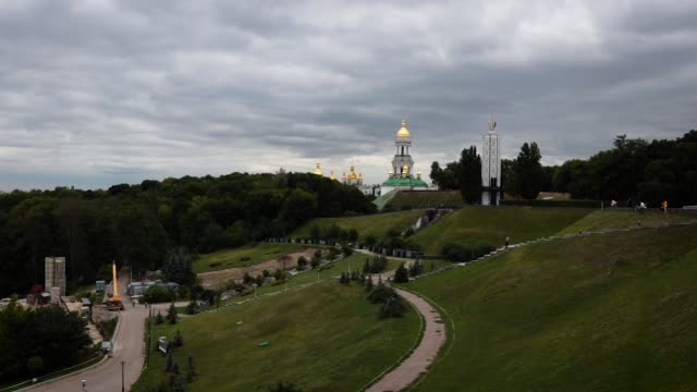 Kiew-Blick-auf-die-Hügel-und-die-Kirche-bei-bewölktem-Wetter.