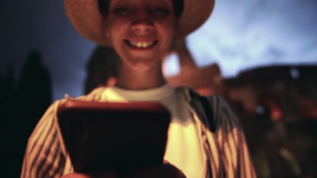 Lächeln-kaukasische-Hipster-Mädchen-im-Hut-mit-App-für-die-Suche-bemerkenswerte-Sehenswürdigkeiten-und-Routen,-während-Zeit-auf-Reise-in-Italien-verbringen