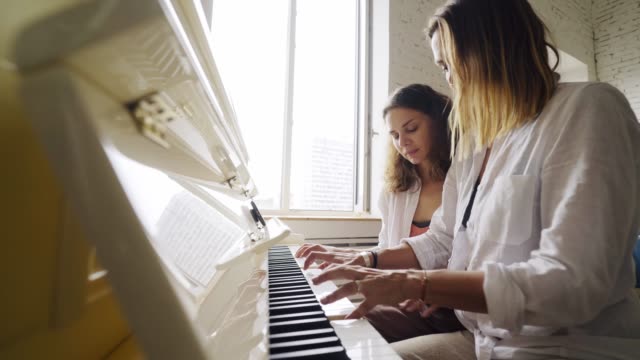 Novias-tocando-en-el-piano