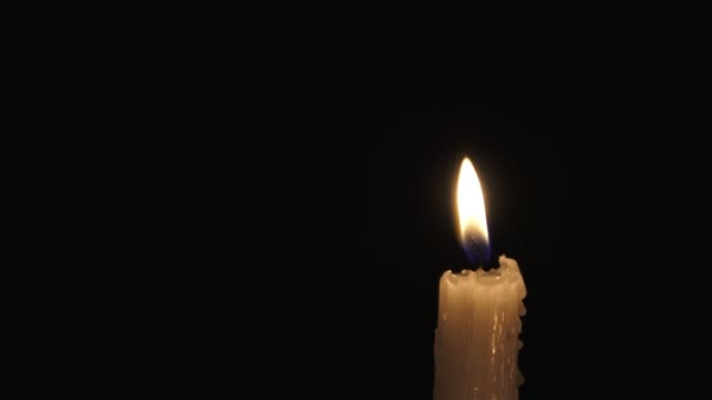 Kerzenlicht-in-der-Nacht