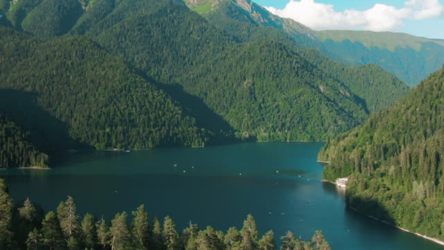Lago-de-montaña-con-agua-turquesa-y-árbol-verde