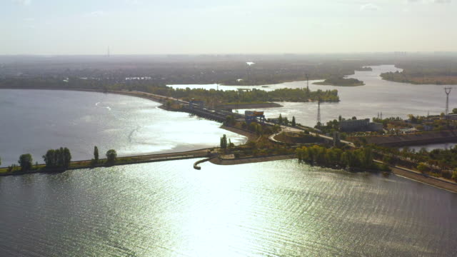 Central-Hidroeléctrica.-Central-eléctrica-en-el-río-Dnieper-Ucrania.
