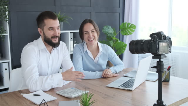 Business-Vlogger-aufnehmen-ein-neues-Video-im-Büro