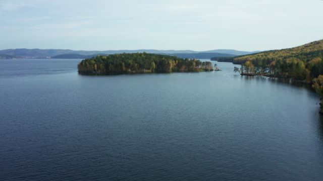 Vista-aérea-del-lago-Turgoyak-en-otoño