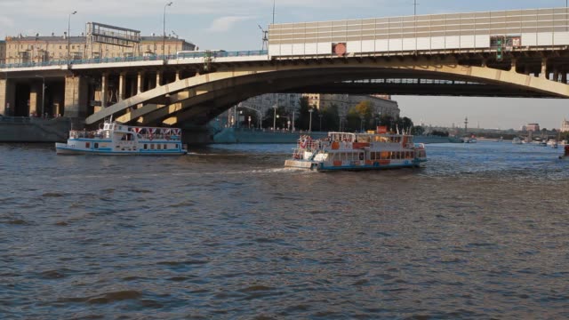 Moskau,-Russland---11.-August-2019.-Moskwa-Fluss,-das-Schiff-segelt-unter-der-Brücke