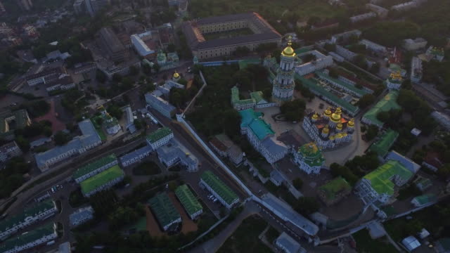 Arquitectura-de-vista-aérea-Kiev-Pechersk-Lavra-en-Dnieper-en-el-crepúsculo-de-la-noche