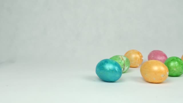 Huevos-de-pascua-multicolores-rotos-y-rotos-sobre-fondo-blanco,-concepto-de-graduación-de-vacaciones-de-Pascua,-fondo