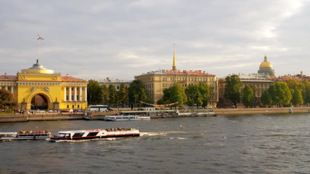 transporte-acuático-y-automovilístico-en-San-Petersburgo,-vista-desde-el-puente-sobre-el-río-Neva