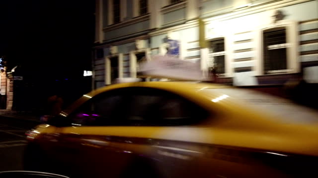 Blick-aus-dem-Autofenster-am-Abend-und-Nachmittag-Moskau-im-Herbst
