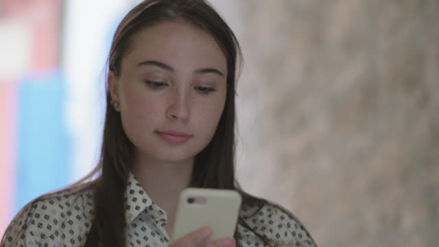 Mädchen-mit-Smartphone