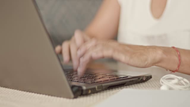 Frau-Hände-Typ-auf-ihrem-Laptop-zu-Hause